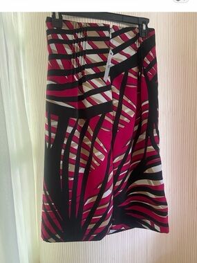 Magenta and Black  skirt with Zipper Worthington. 4